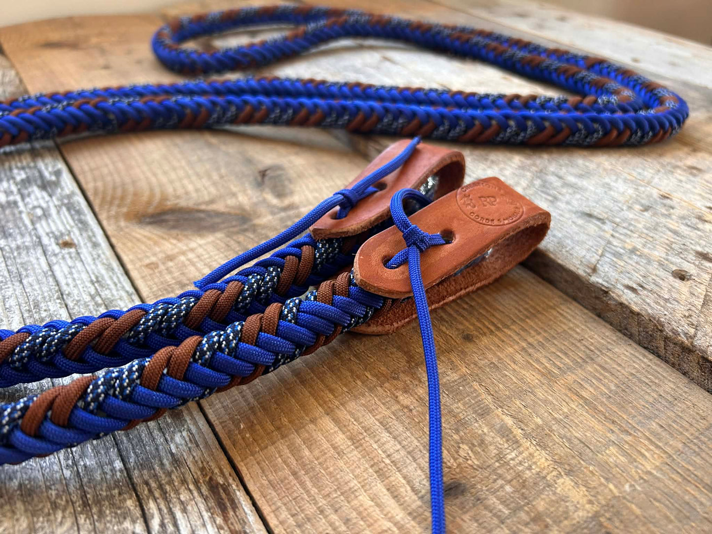 Rênes tressées en paracorde – Tons bleu royal et brun